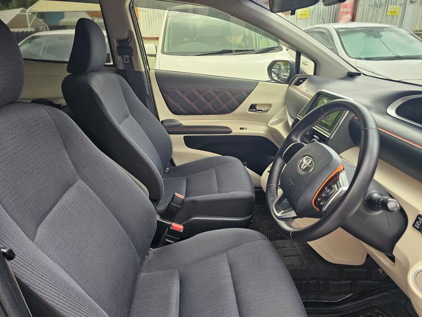 Toyota Sienta 2015