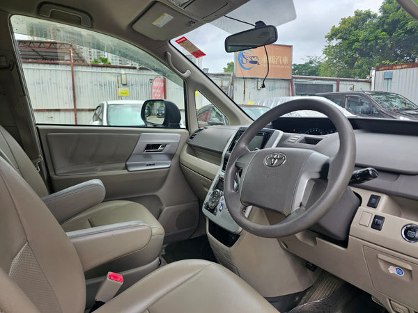 Toyota Noah 2013