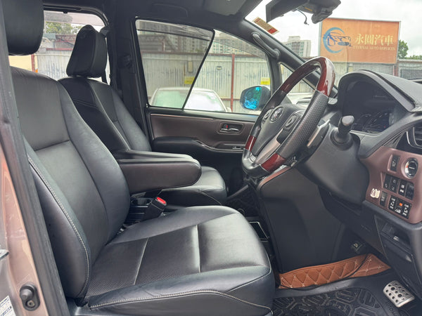 Toyota Esquire 2017