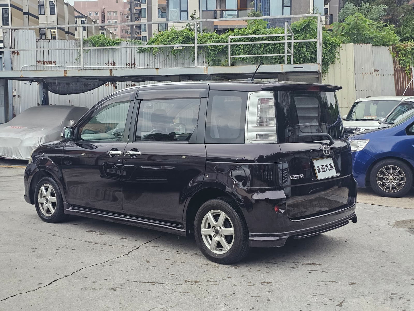 Toyota Sienta 2011