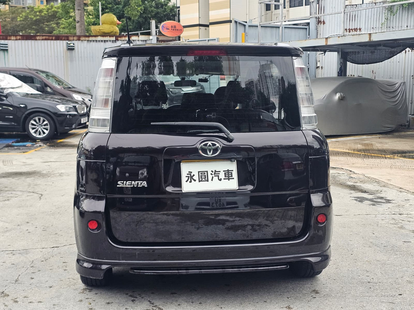 Toyota Sienta 2011
