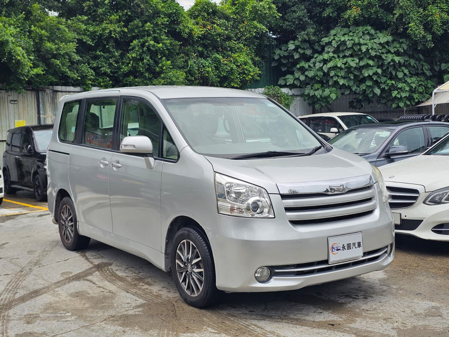 Toyota Noah 2008
