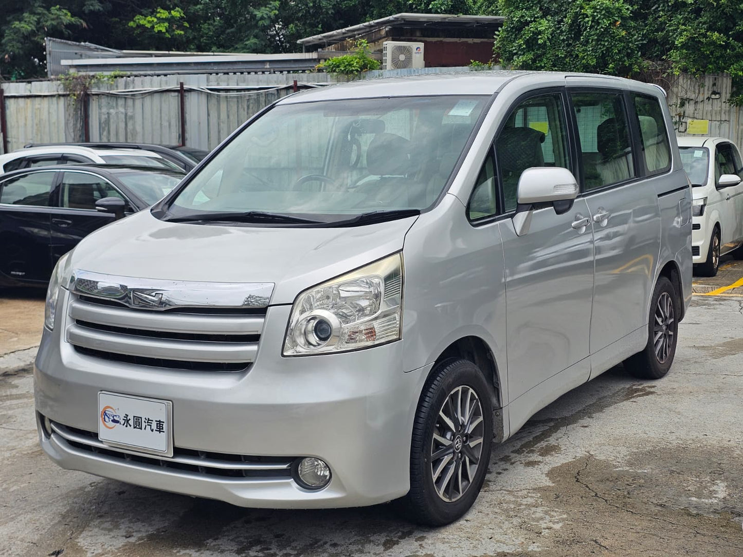 Toyota Noah 2008