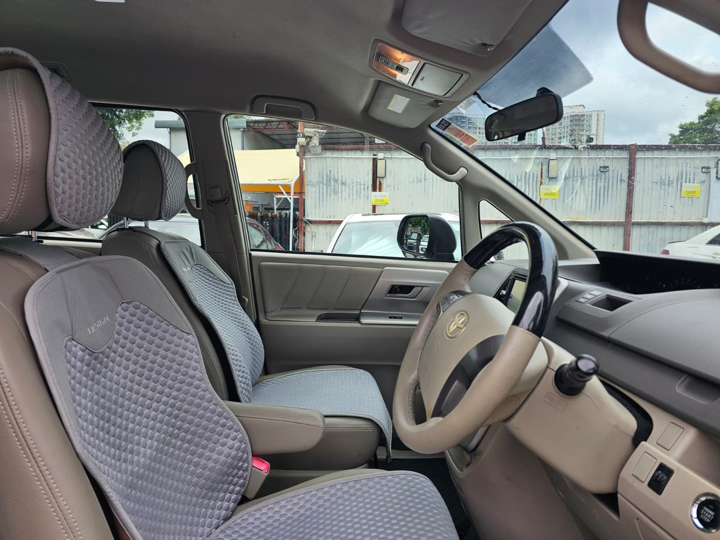 Toyota Noah 2008