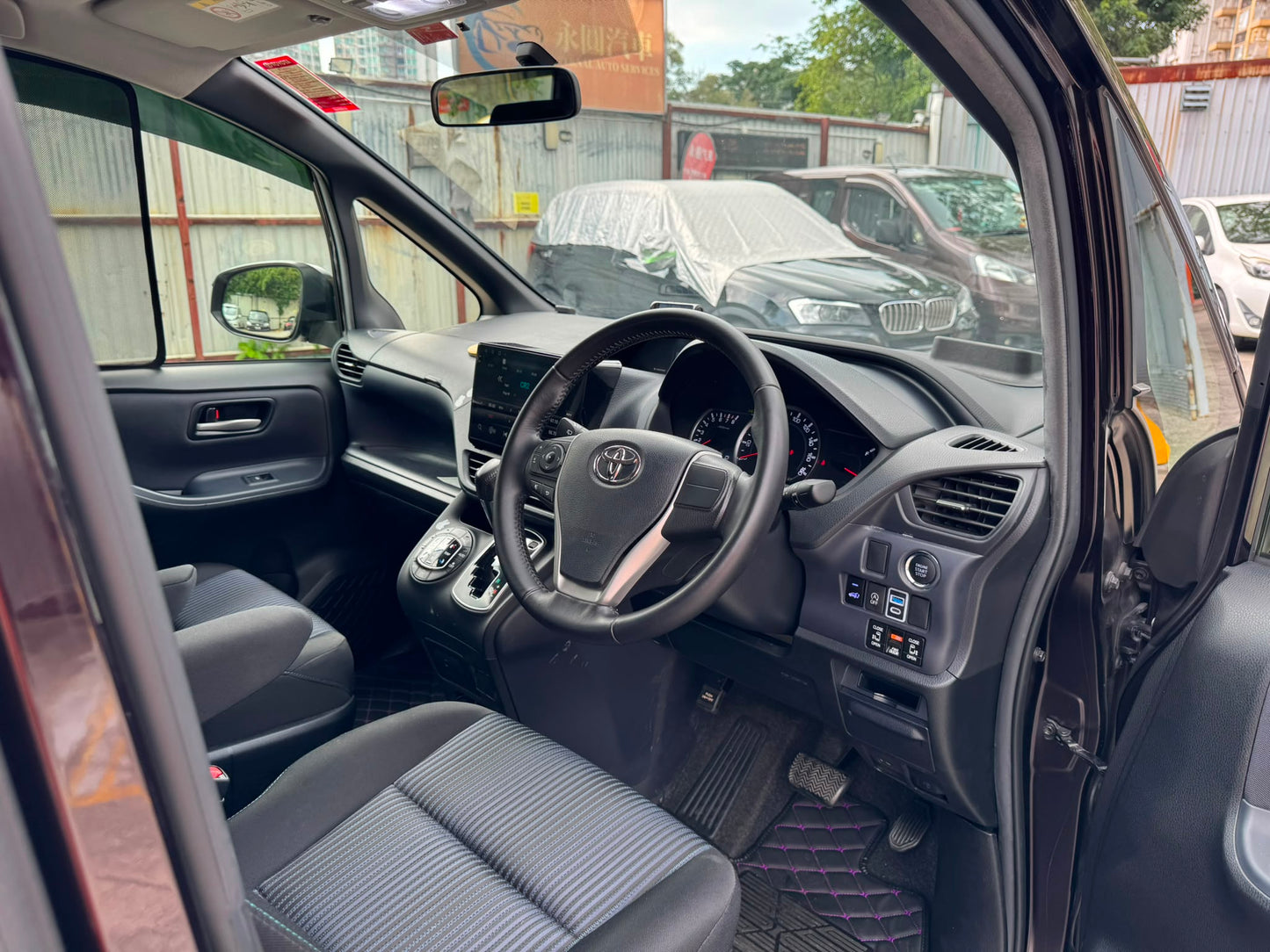 TOYOTA NOAH 2014