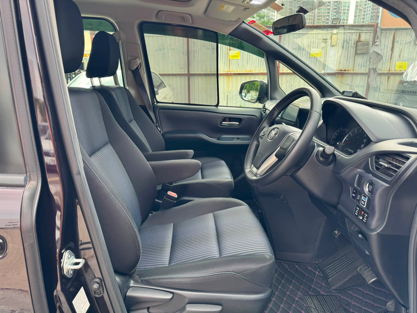 TOYOTA NOAH 2014