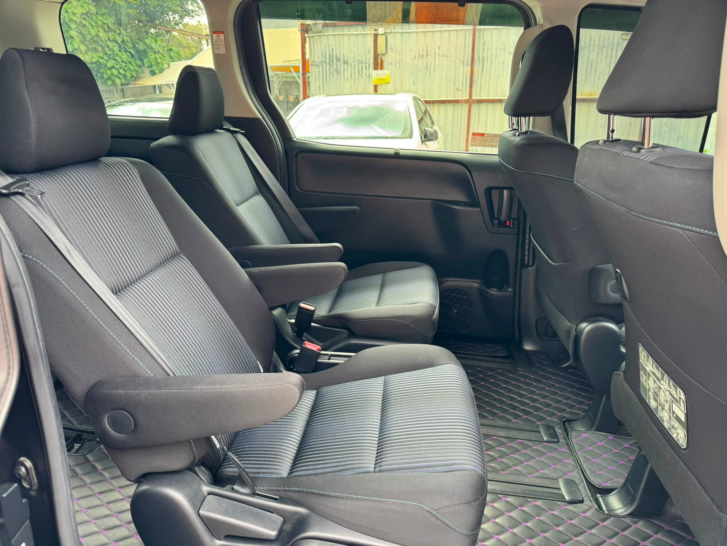 TOYOTA NOAH 2014