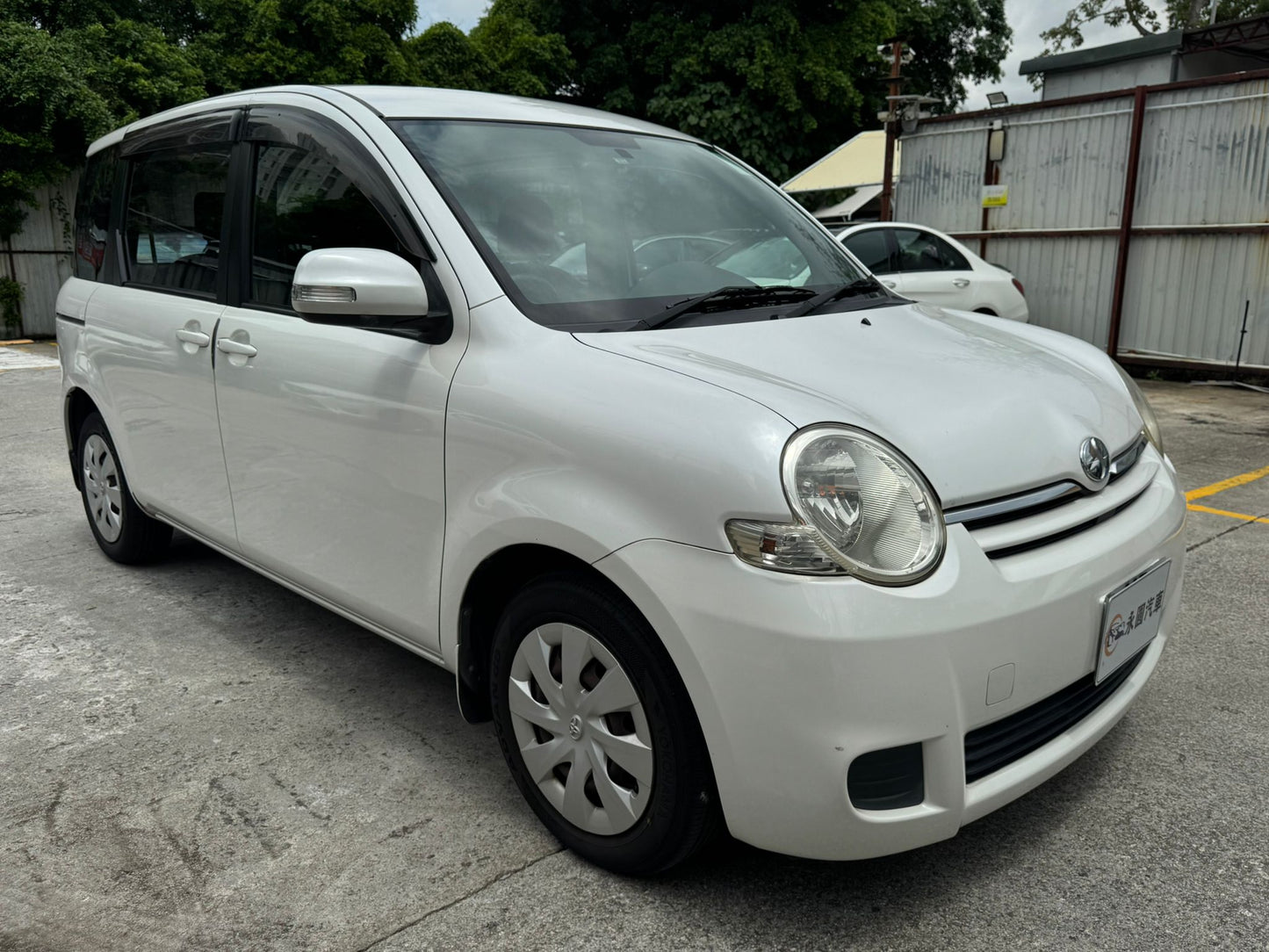 Toyota Sienta 2011