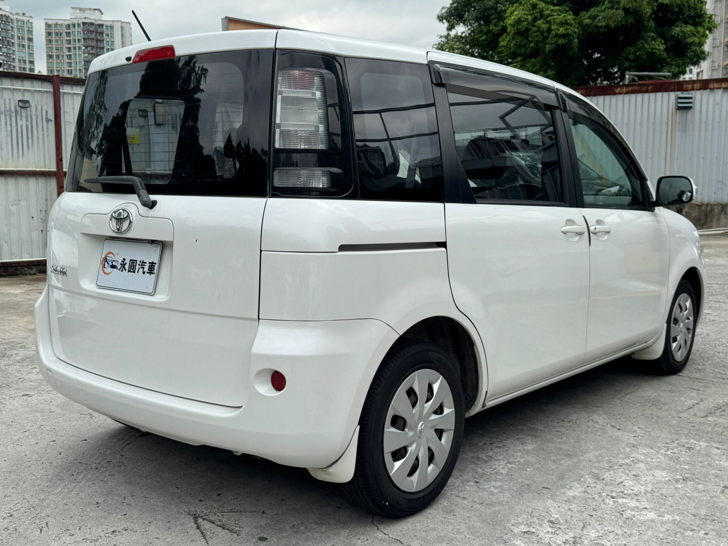 Toyota Sienta 2011