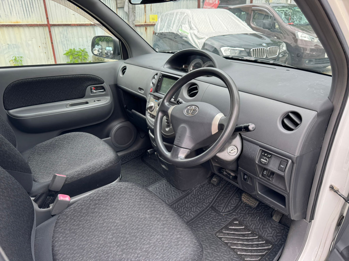 Toyota Sienta 2011