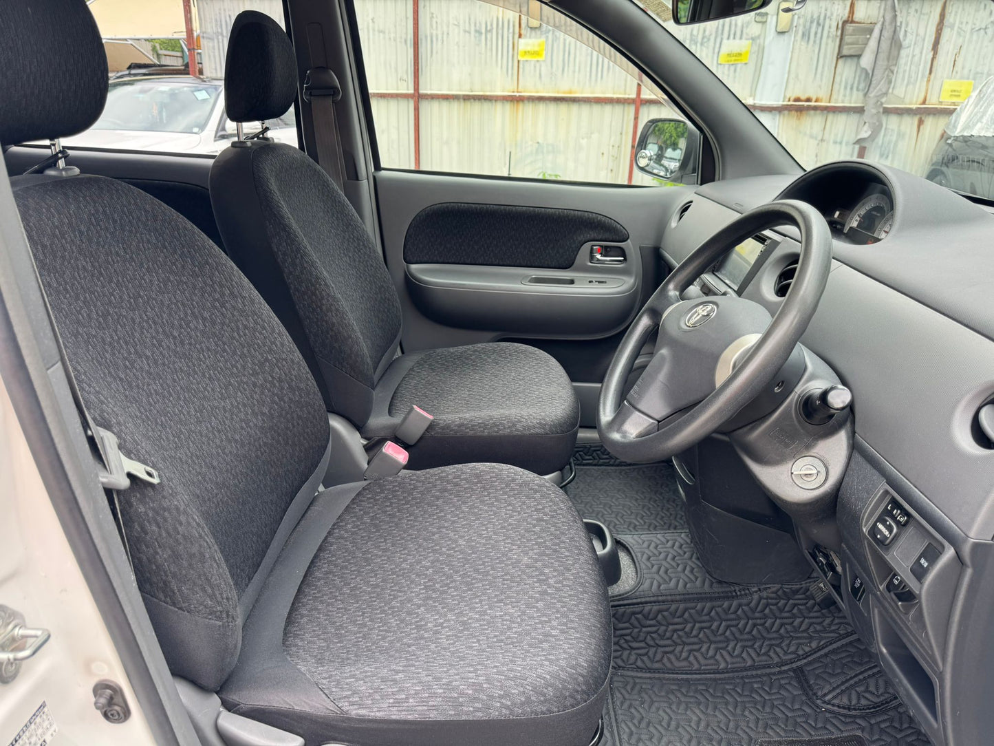 Toyota Sienta 2011