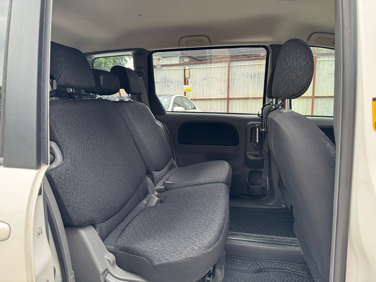 Toyota Sienta 2011
