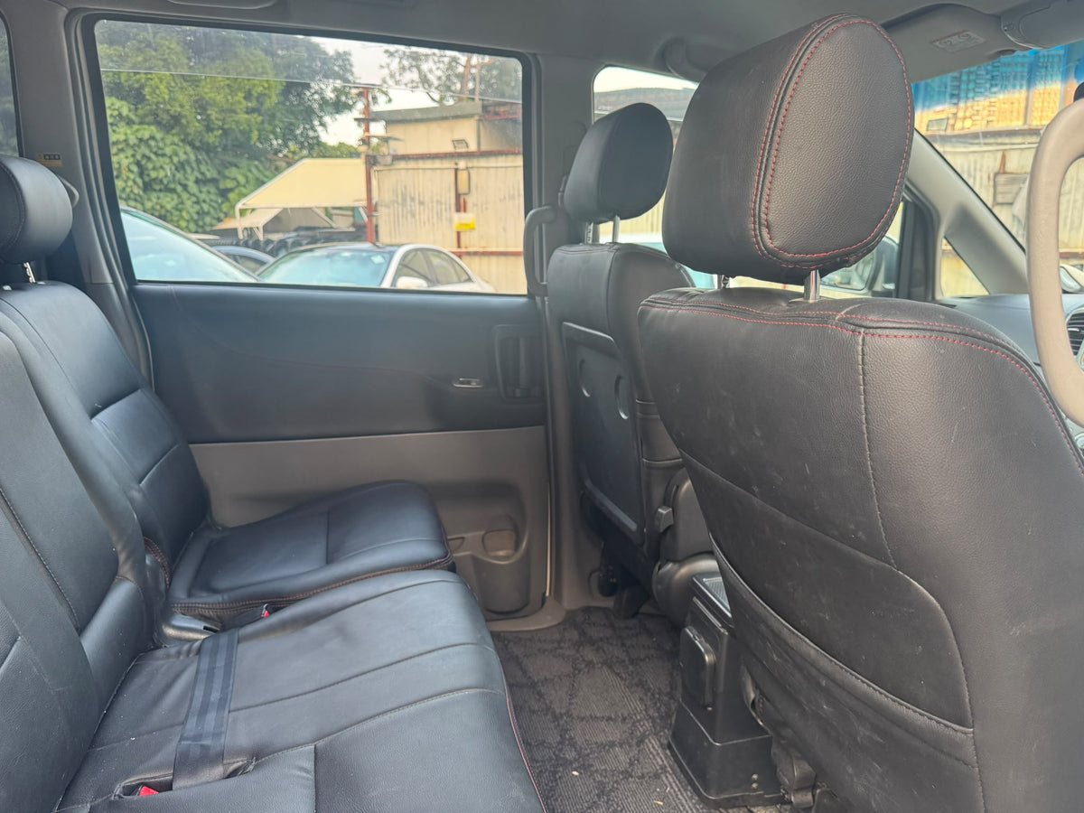 TOYOTA VOXY 2006