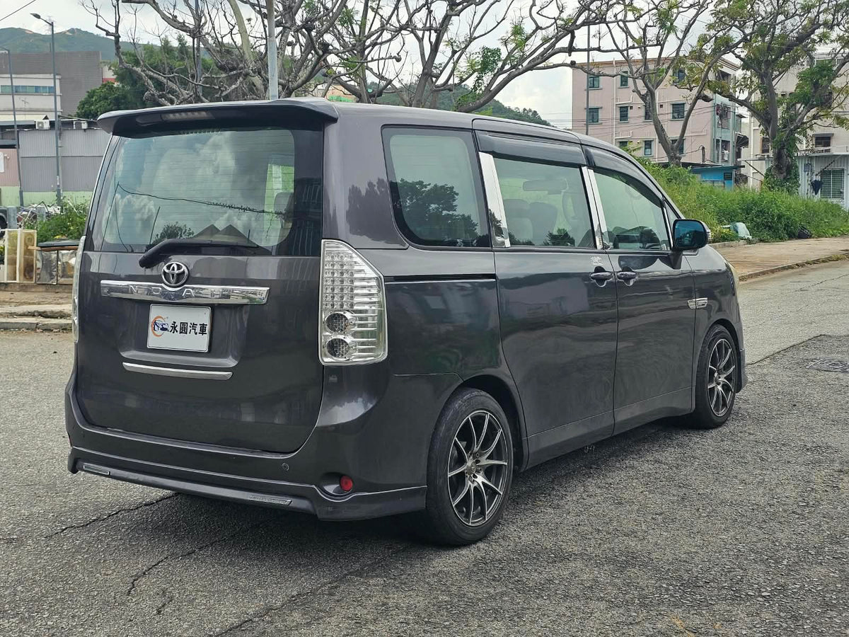 Toyota Noah 2008