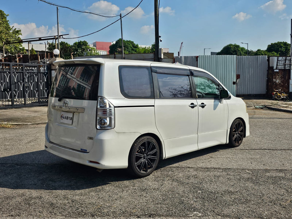 TOYOTA VOXY ZS 2009