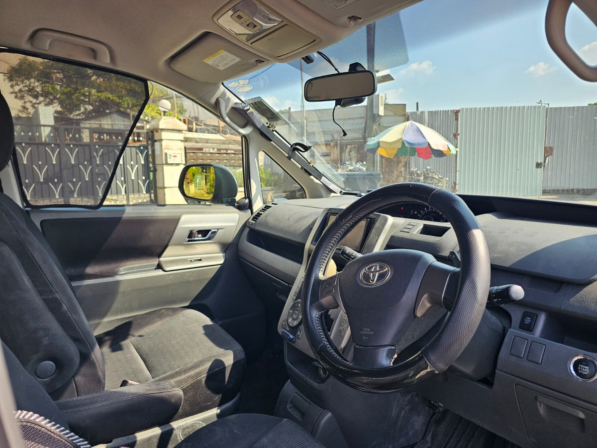 TOYOTA VOXY ZS 2009