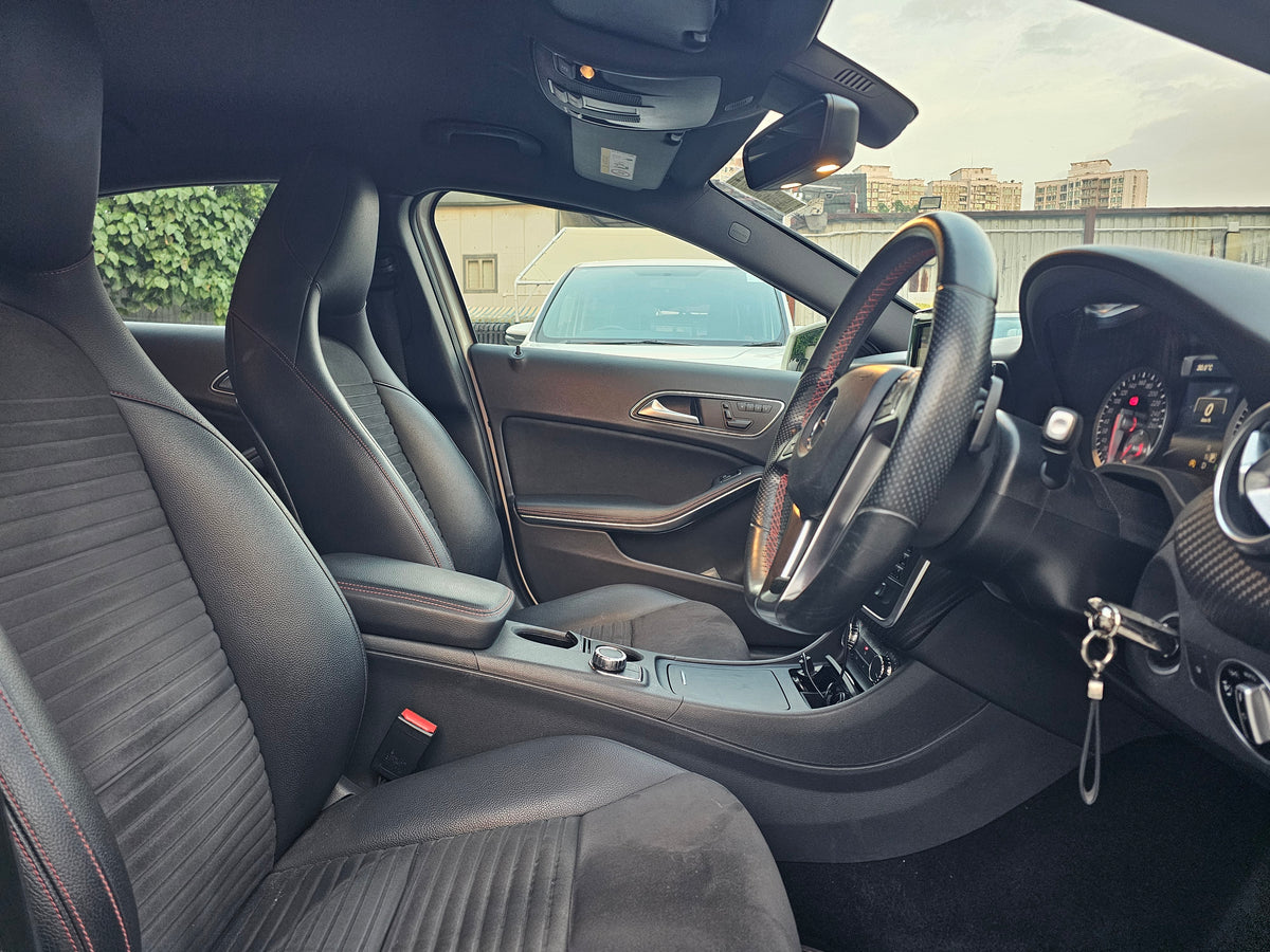 BENZ A200 2015