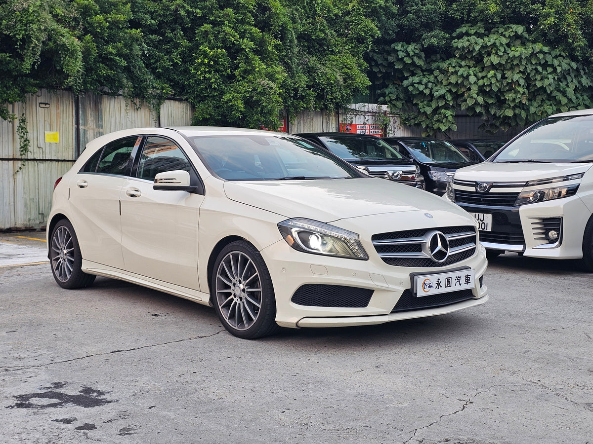 BENZ A200 2015